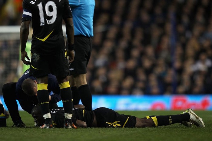 Khi trận đấu giữa Tottenham và Bolton đang diễn ra ở phút thứ 41, tiền vệ Muamba đột nhiên gục gã xuống sân và nằm bất động.